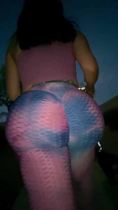 Beautiful bbl ass to worship and sniff deep.