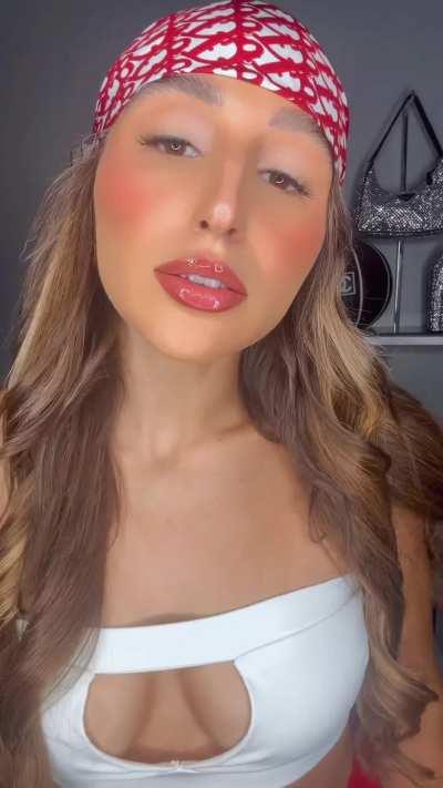 Just pushing those pants to the max 🤤