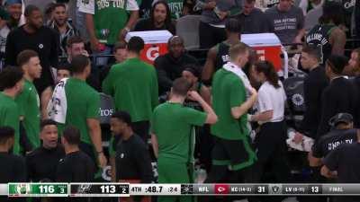 [Highlight] Tatum shoves Jones out of bounds and then White connects with Timelord for the lob