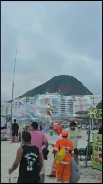 Hinchas de Fluminense le dan la bienvenida a los hinchas de Boke en las playas de Río.