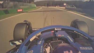 Alonso waving to Hamilton after the crash💀