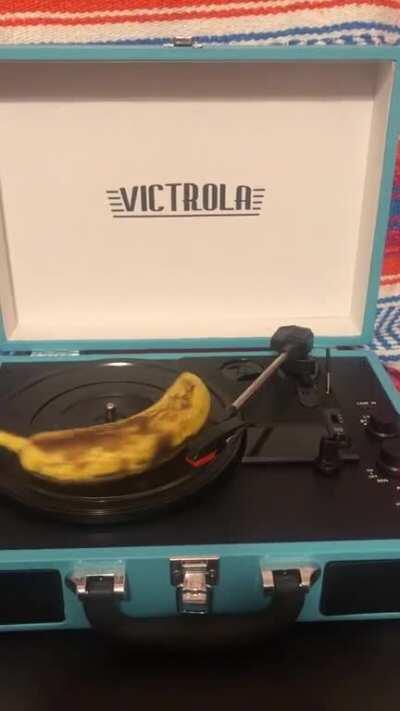 Gave my rare pressing of Andy Warhol’s coveted Underground record, a sunday morning spin on a Vicrosby. This grail doubled as a fine smoothie afterwards. Get you a grail that can do both.