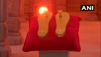 Delhi's Pacific Mall installs a replica of Ayodhya's Ram Temple, ahead of #Diwali. 80 experts worked on the replica, it took 40-45 days for entire installation.