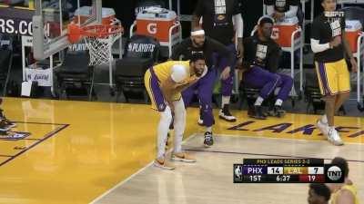 [Highlight] AD in pain after trying to contest Booker's layup