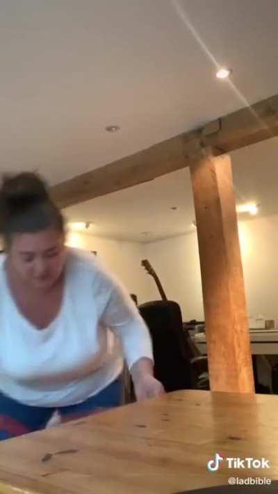 Lidl and Aldi cashiers be like