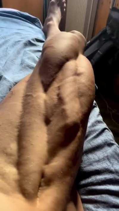 Professional bodybuilder flexes his quad