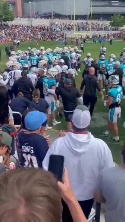 [Highlight] Fan injured after fight breaks out during Carolina Panthers-New England Patriot joint practice