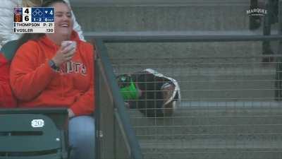 [Highlight] Young Giants fan requires assistance