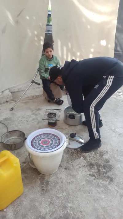 My daily struggle to bathe my children and family due to the war conditions. Help 👇🙏