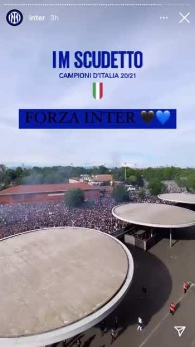 Massive crowd celebrating the title outside of San Siro
