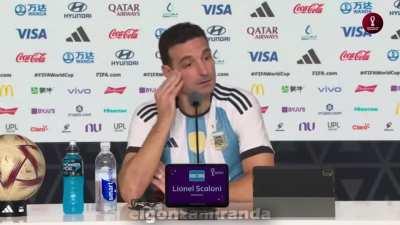 Que vergüenza que un profesional se maneje así por la vida sin pantalones y con pija en mano.