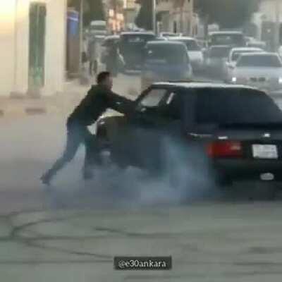 i don't think Tesla's autopilot can do this