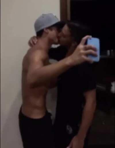 Straight lads giving the boys a show