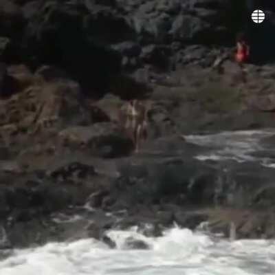 Imprudencias en el mar: nueve bañistas son arrollados por una ola en Gáldar