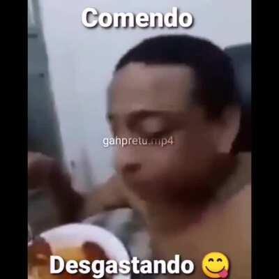 Eu jantando e vendo a live du Jusé