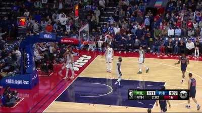 [Highlight] Giannis swats away Maxey's attempt at the rim
