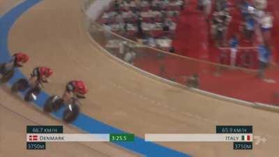 With 800m to go in the men's team pursuit gold medal race, both teams perform their final position change and it's a head to head duel between Denmark's Frederik Rodenberg and Italy's Filippo Ganna