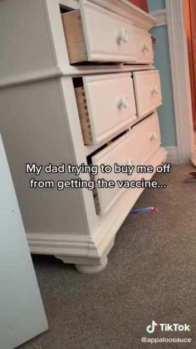 Kentucky dad sobbingly promises daughter $2,000 to not get vaccinated