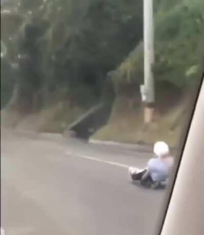 Sitting on a skateboard and speeding at 80 km/h on the highway. What could go wrong?