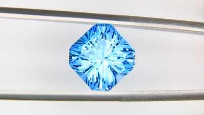 Mesmerizing blue topaz of 7.40ct that I recently added to the collection !!!