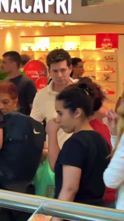 Acompanhar suas damas em shopping.