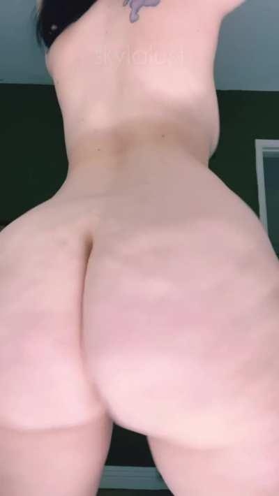 I hope you like girls with junk in the trunk