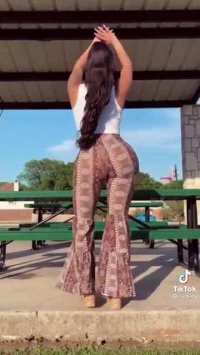 TikTok Isiebaby in Flarepants