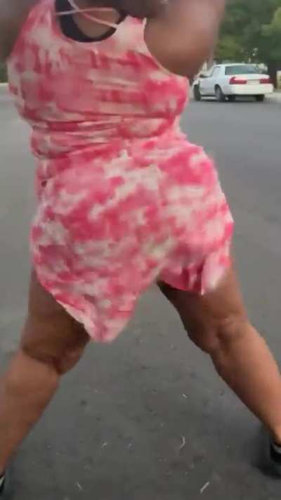 Lady Twerks In front of Kids with No Undergarment 