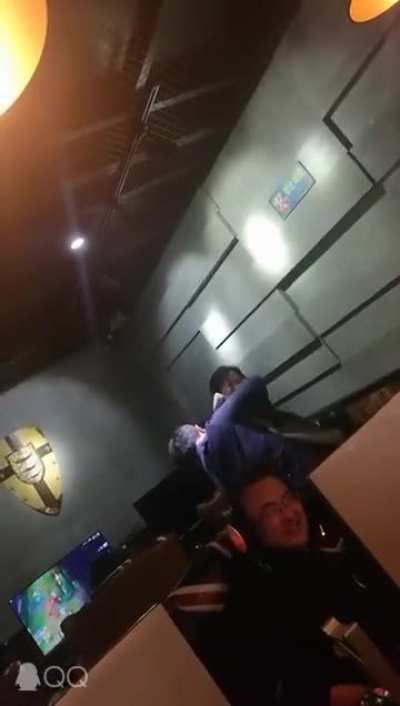 Asyalı ailesi çocuğunu internet kafede basıyor