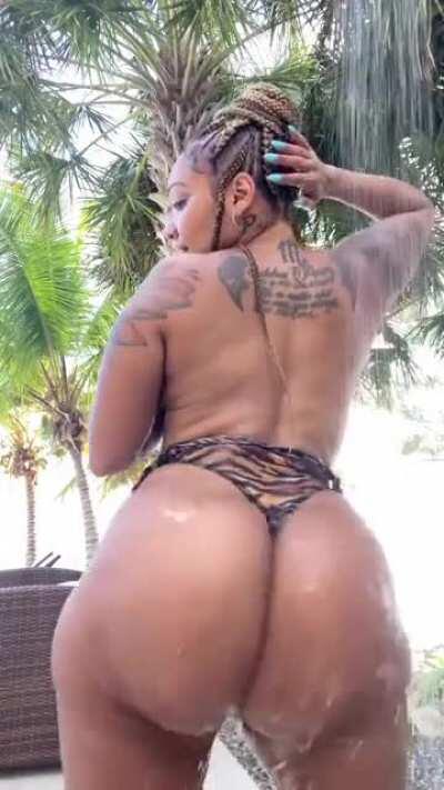 Wet big ass 🤤💦