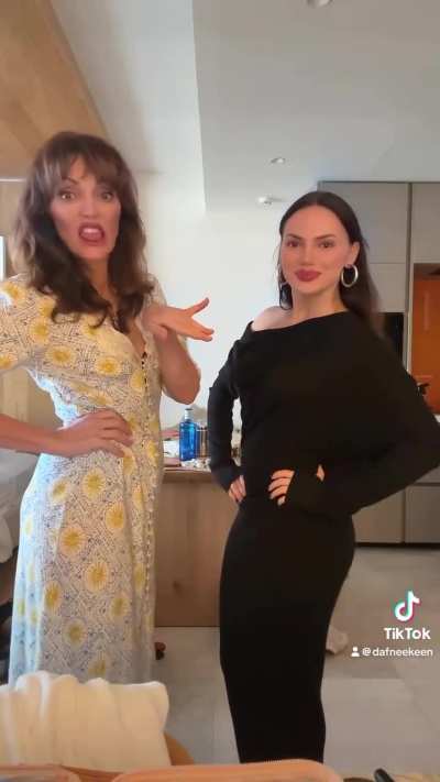 Dafne Keen and her Mom