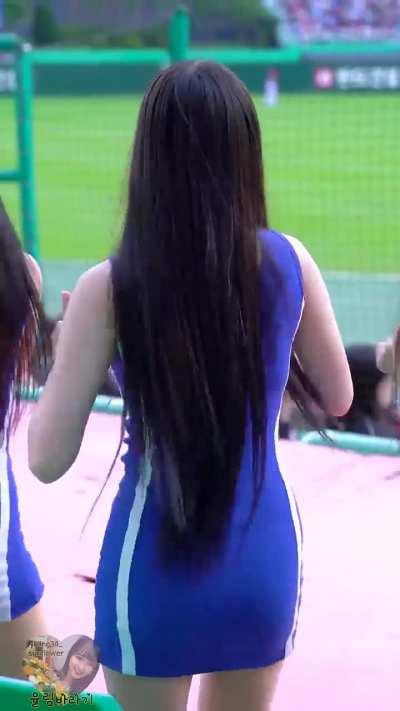 한국 치어리더 유리창 닦는 춤