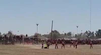 [SANTIAGO DEL ESTERO] Jugadores le pegan y patean violentamente a un árbitro después de un penal