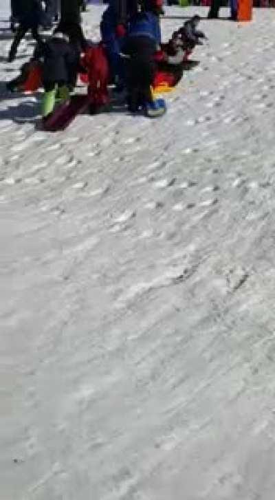 Lo divertido de la nieve es tirar gente en culopatin