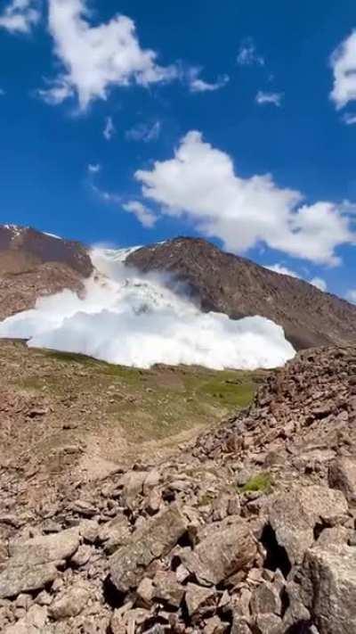 The descent of the glacier in Kyrgyzstan. The author of the video is a daredevil, did not flinch, did not run.