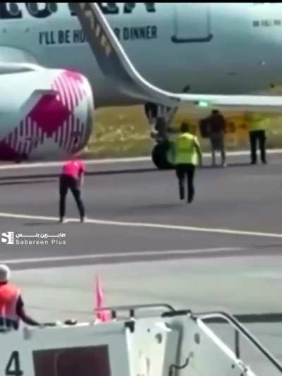 A man committed suicide at the Italian Airport in Milan in a terrible accident after he ran towards a plane that was preparing to take off. NSFW even though the video is blurred.
