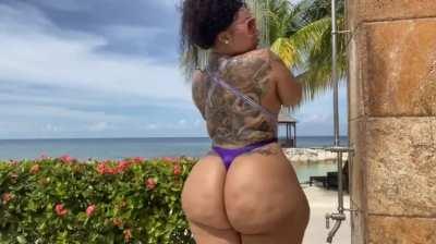 Join r/BigBodyBenzz for more women like this 😍🍑🙌🏾