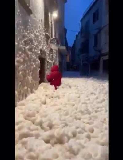 Морская пена в Испании после шторма