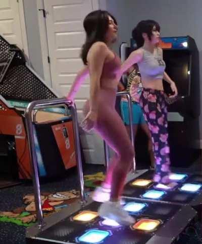 Emiru playing DDR is always a treat 😍