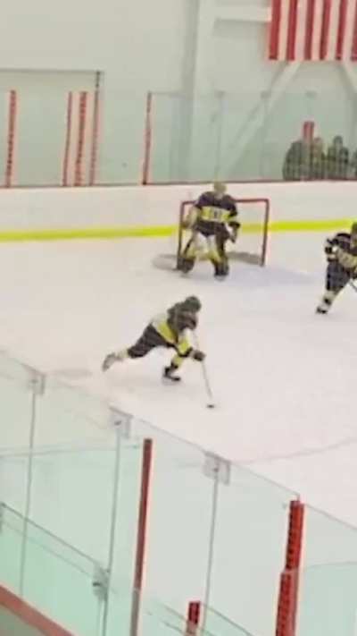 This Hockey announcer snuck Marvel Rivals ults into the game commentary🤣