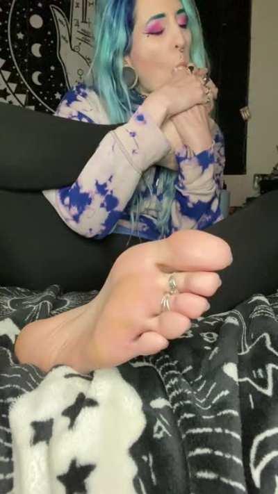 Can’t get enough of my feet