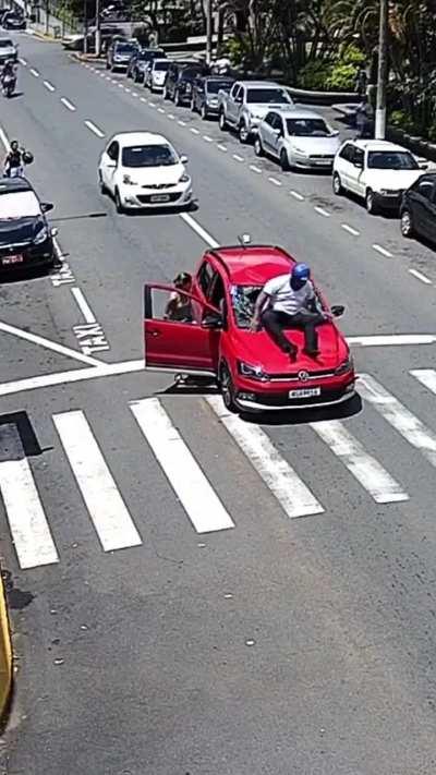 A car trying to save a dog then it's happened 