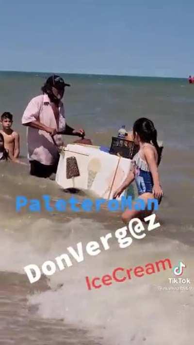 I see your paletera in the sand and raise you paletero in the Ocean.