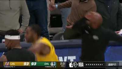 [Highlight] KP and Kleber fight each other for the rebound and loses the ball to Wayne Ellington who hits a clutch 3 to tie the game