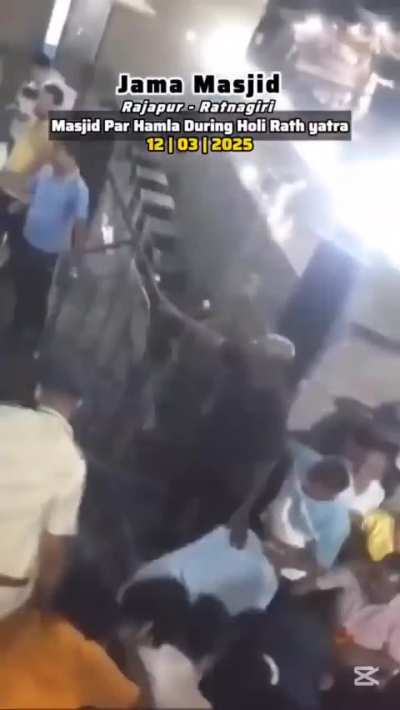 Mob tries to break into a mosque