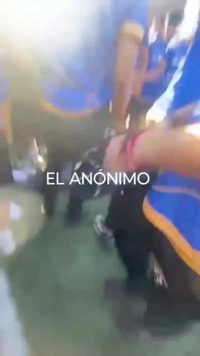 Nuevo León: Estudiante sufre fuerte caída tras ser lanzado al aire por compañeros en la UANL; se desconoce su estado de salud.