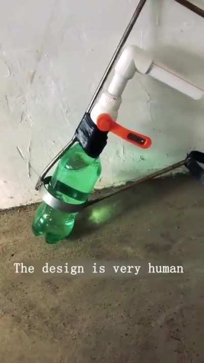 When we drink water, the head falls off easily. Very dangerous!