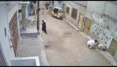 Caught on Camera: Action and Drama Unfold in Karachi's Orangi Town Mobile Snatching Incident