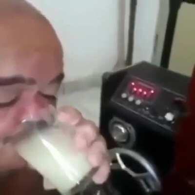 Pai do macacolol depois de ver o filho dormindo no banheiro por causa de joguinho de fada