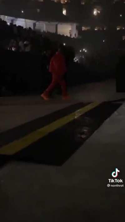 he had a better view than Kim 💀